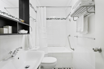 1 bed apartment bathroom